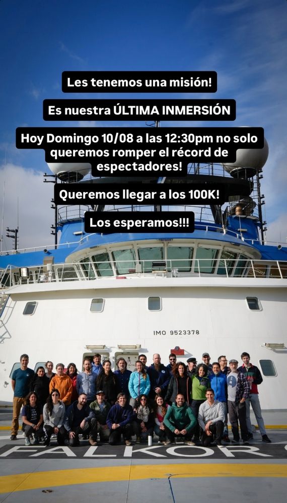 Equipo del Falkor frente al buque. El texto que acompaña: Les tenemos una misión. Es nuestra última inmersión. Hoy domingo 10/8 a las 12:30pm no solo queremos romper el récord de expectadores. Queremos llegar a los 100k! Los esperamos! 
