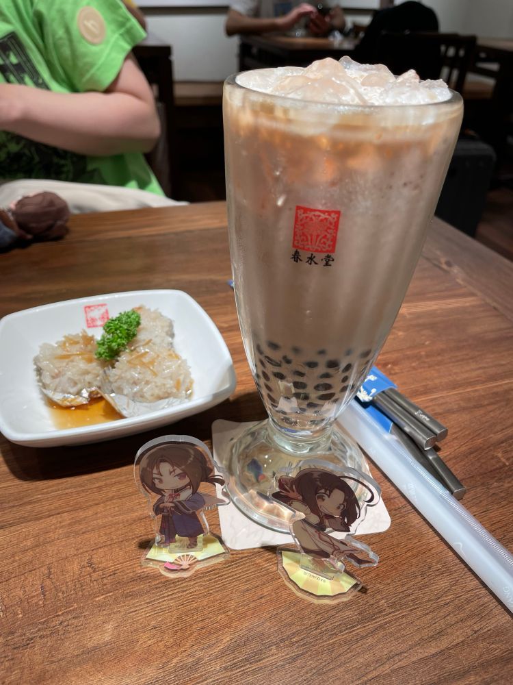 春水堂のタピオカミルクティーとシュウマイ