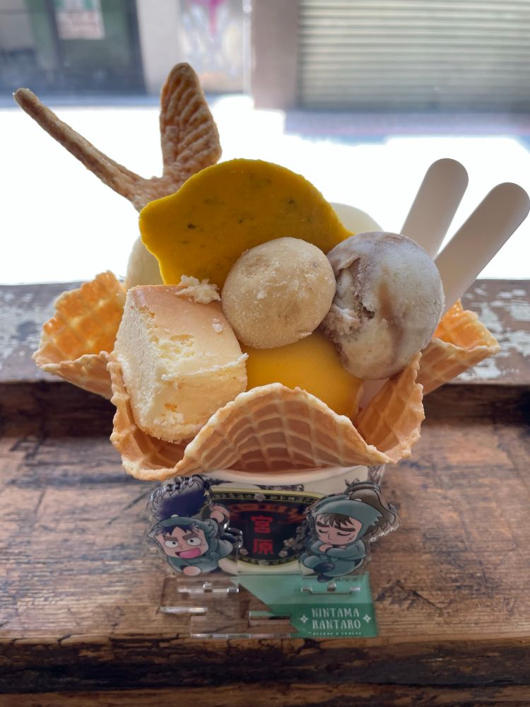 アイスサンデーに蝶のクッキーやチーズケーキやレモンクッキーなどがトッピングされている