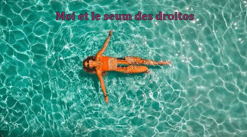 Une femme se détend en quasi planche dans une piscine. La légende dit "moi et le seum des droitos".