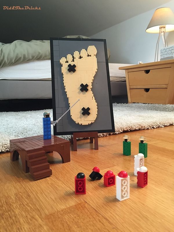 Scène en Lego montrant des briques Lego planifiant une attaque sur une plante de pied 