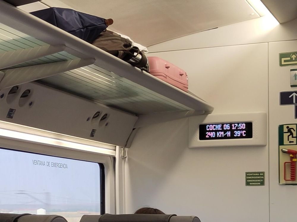 Im AVE, Anzeige mit u.a. der Geschwindigkeit von 240km/h und der Außentemperatur von 39°C.