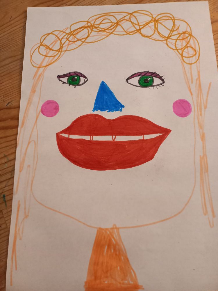 Kinderzeichnung Portrait mir sehr ausgeprägten Lippen, blauer Nase, Wangen und hellbraun Haaren. 