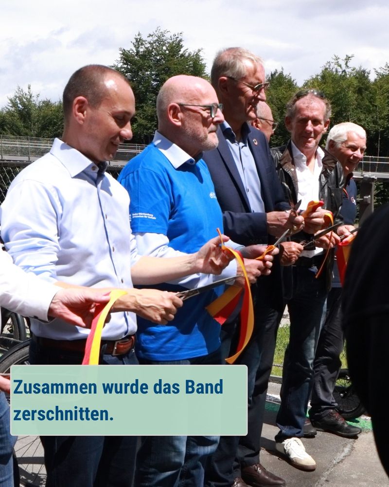 Winfried Herrmann und Andere zerschneiden das Band