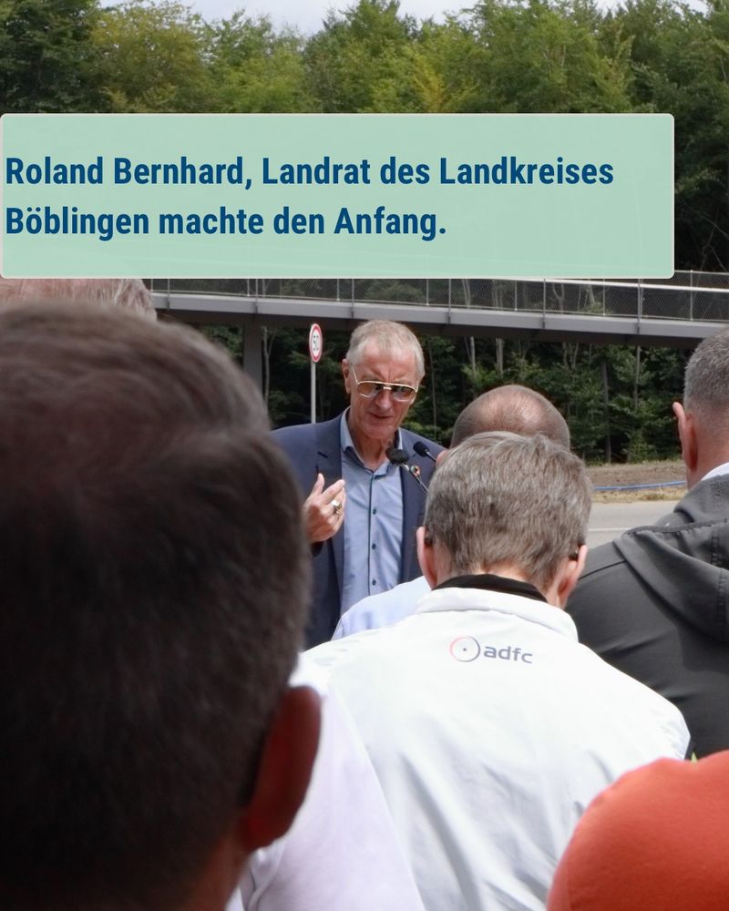 Roland Bernhard spricht ins Mikrofon