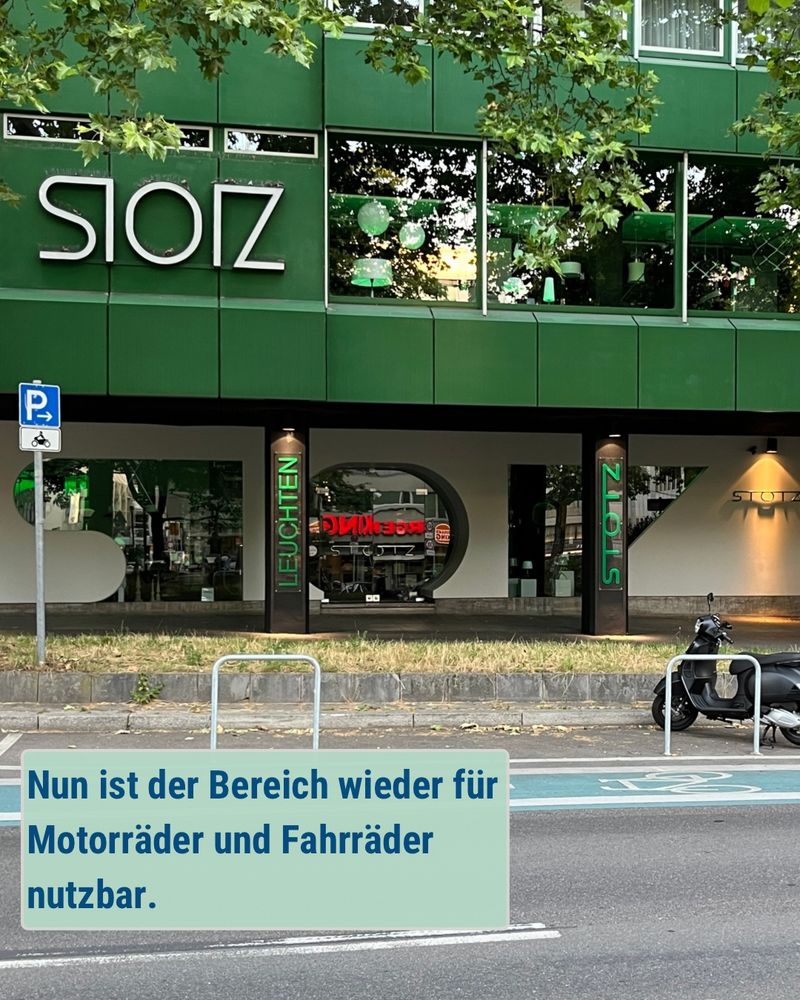 Ein Motorroller steht nun am richtigen Platz