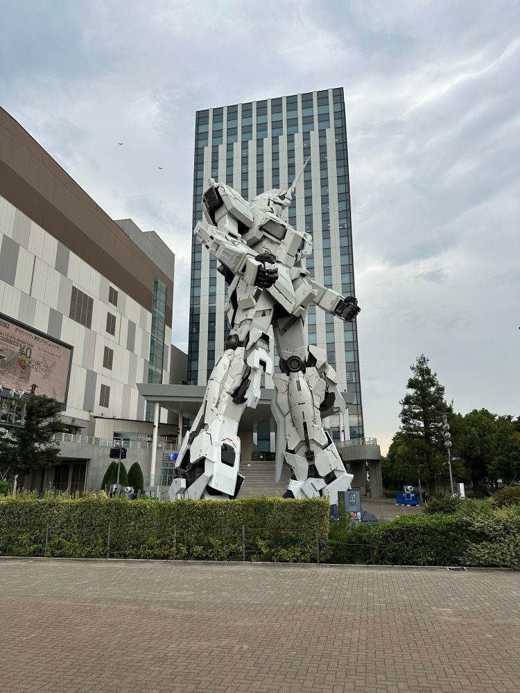 Unicorn Gundam statue at Odaiba, on a cloudy day.

📸 Me, September 2024