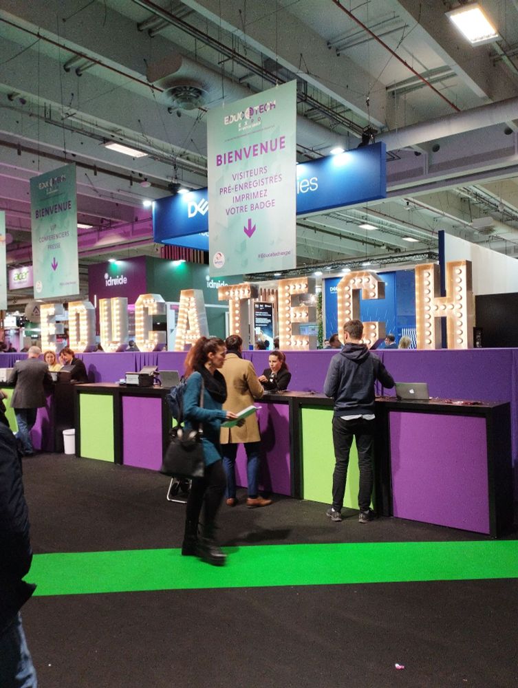 Stand d'accueil avec les lettres géantes EDUCATECH