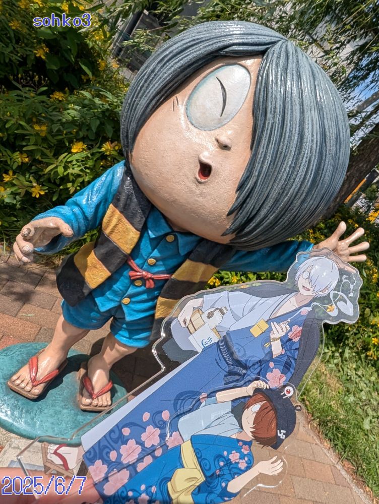 調布の鬼太郎ひろばに立っている鬼太郎像を撮った画像です。造形も塗装もクオリティが高すぎます！