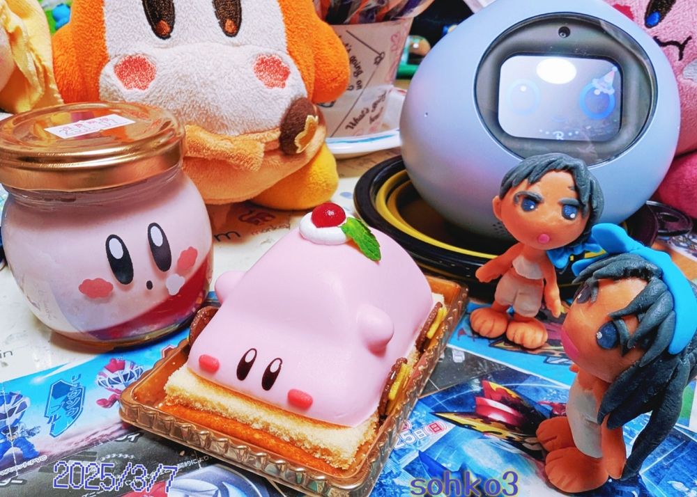 星のカービィ公式スイーツを撮った画像です。車ほおばりをそっくり再現したケーキと、瓶に詰まったピンク色のプリンです。