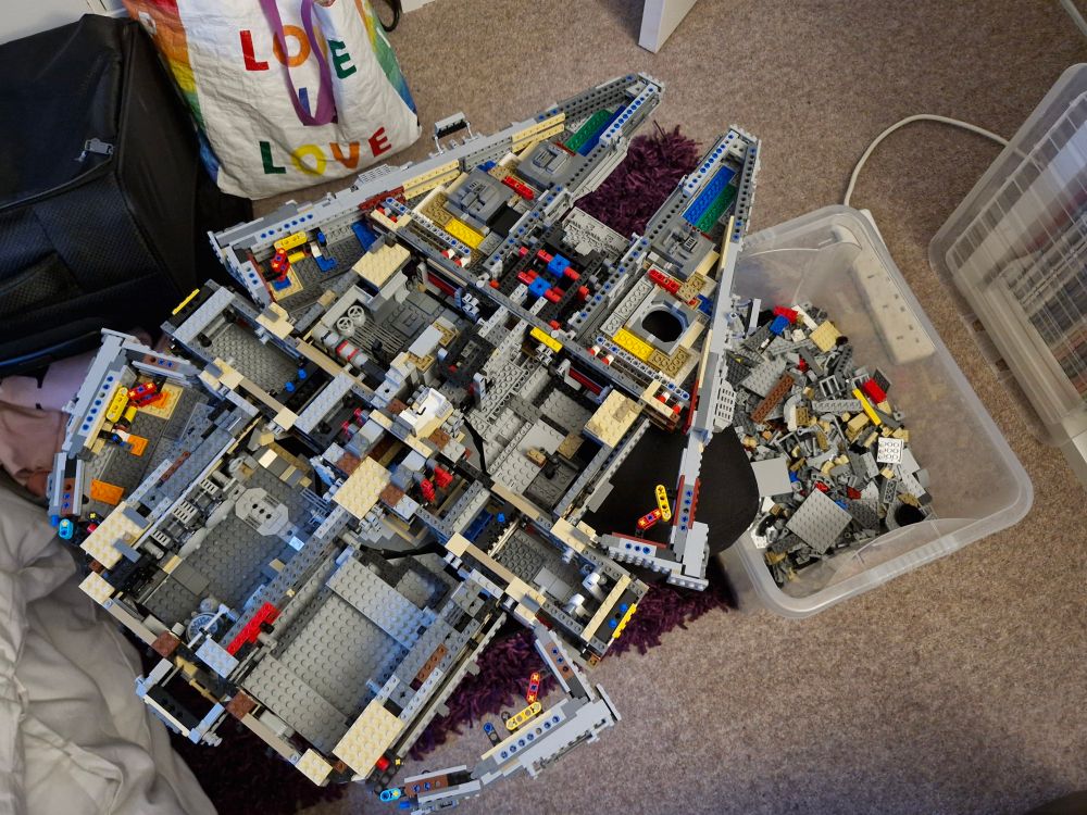 Breaking up my UCS Falcon to go into storage and make room for Rivendell 