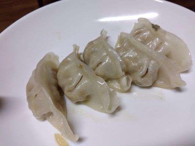 白い皿の上に並べられた餃子