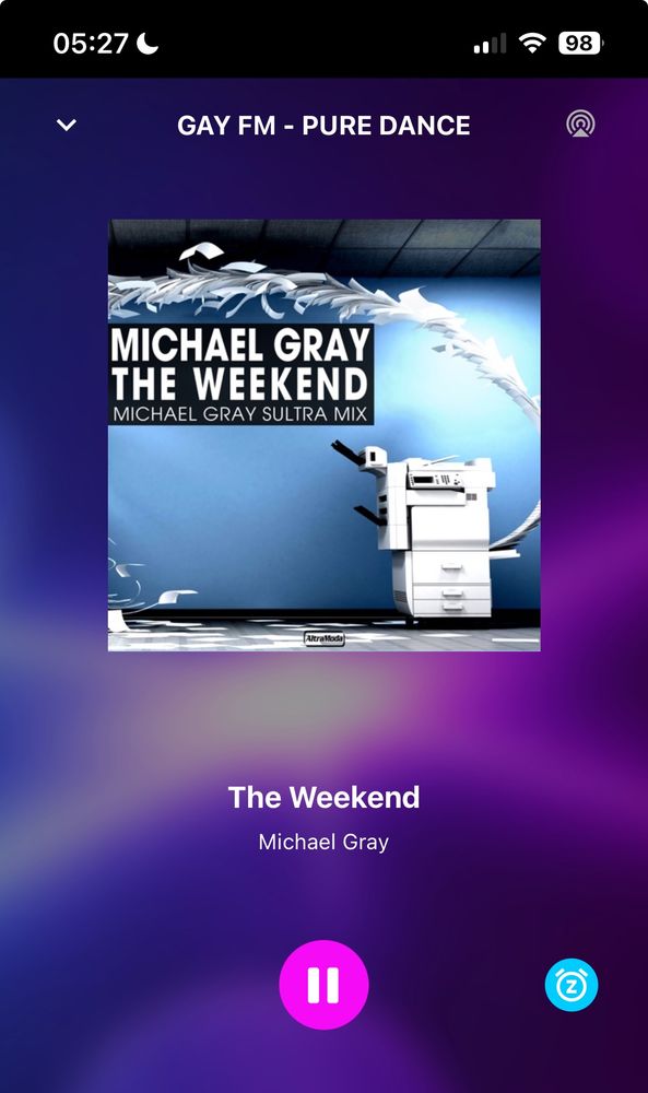 Die KI beschreibt den Screenshot wie folgt:

🎶 Sender & Song

• Du hörst gerade „GAY FM – PURE DANCE“, ein Radiosender, der sich offenbar auf elektronische Tanzmusik spezialisiert hat.
• Der aktuelle Track ist „The Weekend“ von Michael Gray, und zwar im „Michael Gray Sultra Mix“ – ein Remix, der vermutlich etwas clubbiger oder deeper klingt als das Original.


🖼️ Albumcover

• Das Cover zeigt ein modernes Büro-Druckergerät vor einer blauen Wand mit weißen Ornamenten und einem Holzfußboden. Ziemlich ungewöhnlich für ein Dance-Track-Cover – vielleicht ein ironisches oder minimalistisches Design?


📱 App-Interface

• Hintergrund: Ein Farbverlauf in Lila und Blau, passend zum Dance-Vibe.
• Unten: Ein Play/Pause-Button in der Mitte und ein kreisförmiges Icon rechts unten – vermutlich für weitere Optionen oder Einstellungen.
• Oben: Uhrzeit ist 05:27, Akku bei 98 % – also entweder ein früher Start in den Tag oder ein sehr später Abend 😄
