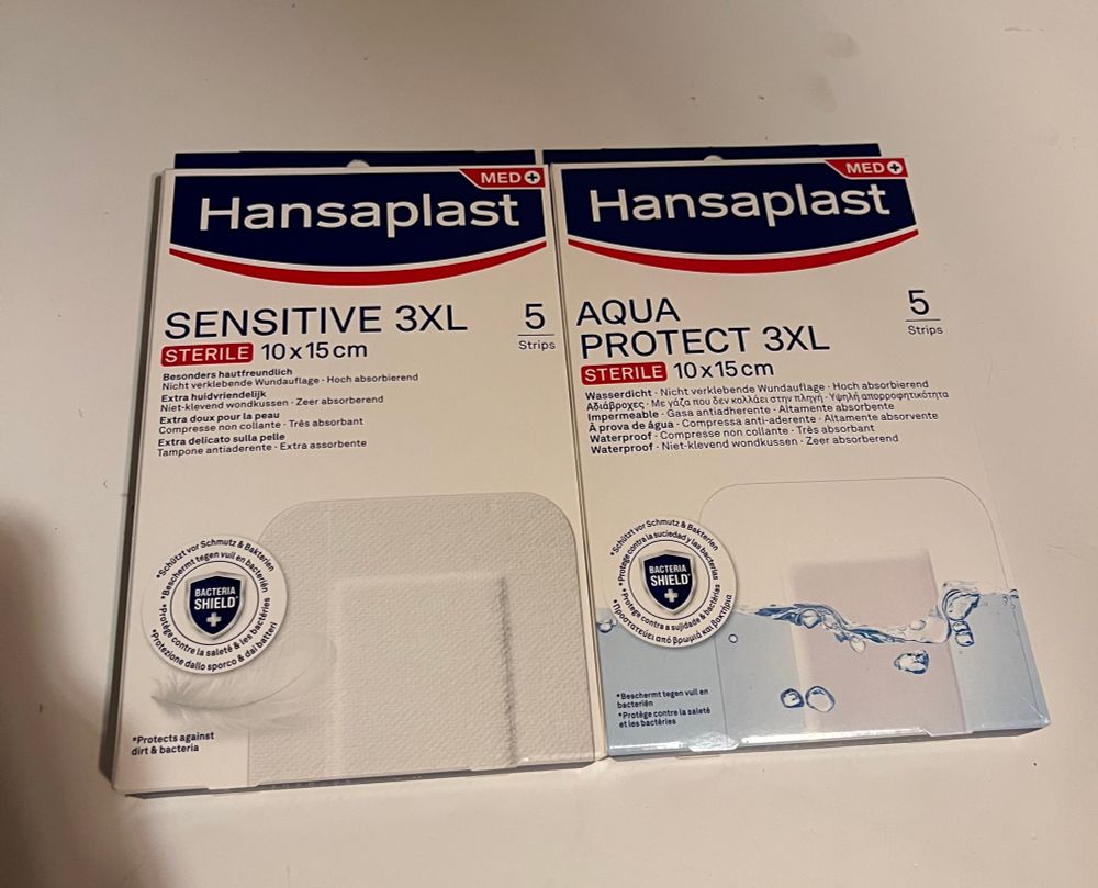 Auf dem Foto sind zwei Packungen Hansaplast sterile Wundstrips zu sehen, jeweils mit 5 Strips in der Größe 10 x 15 cm. Sie sind für die Versorgung größerer Wunden gedacht, aber unterscheiden sich in ihren Eigenschaften:

🩹 Links: Sensitive 3XL

• Für empfindliche Haut
• Besonders hautfreundlich und extra weich
• Hoch absorbierend
• Schutz vor Schmutz und Bakterien
• Ideal für sensible Hauttypen oder bei häufiger Pflasteranwendung


💧 Rechts: Aqua Protect 3XL

• Wasserfest
• Extra starke Haftung
• Hoch absorbierend
• Schutz vor Schmutz und Bakterien
• Perfekt für Situationen, in denen die Wunde vor Wasser geschützt werden muss – etwa beim Duschen oder Schwimmen
