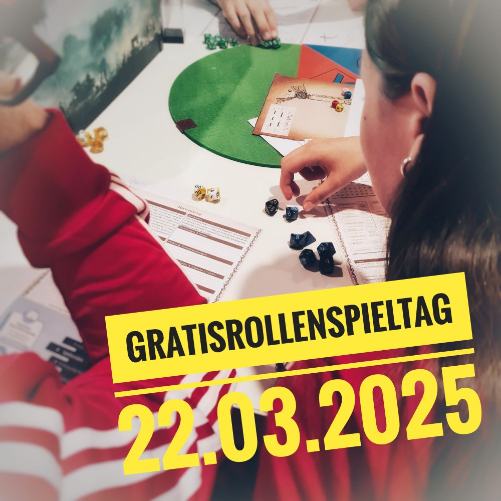 Foto eines Tisches einer Pen & Paper-Spielrunde mit Charakterbögen und Würfeln, Aufschrift auf dem Bild: "Gratisrollenspieltag 22.03.2025"