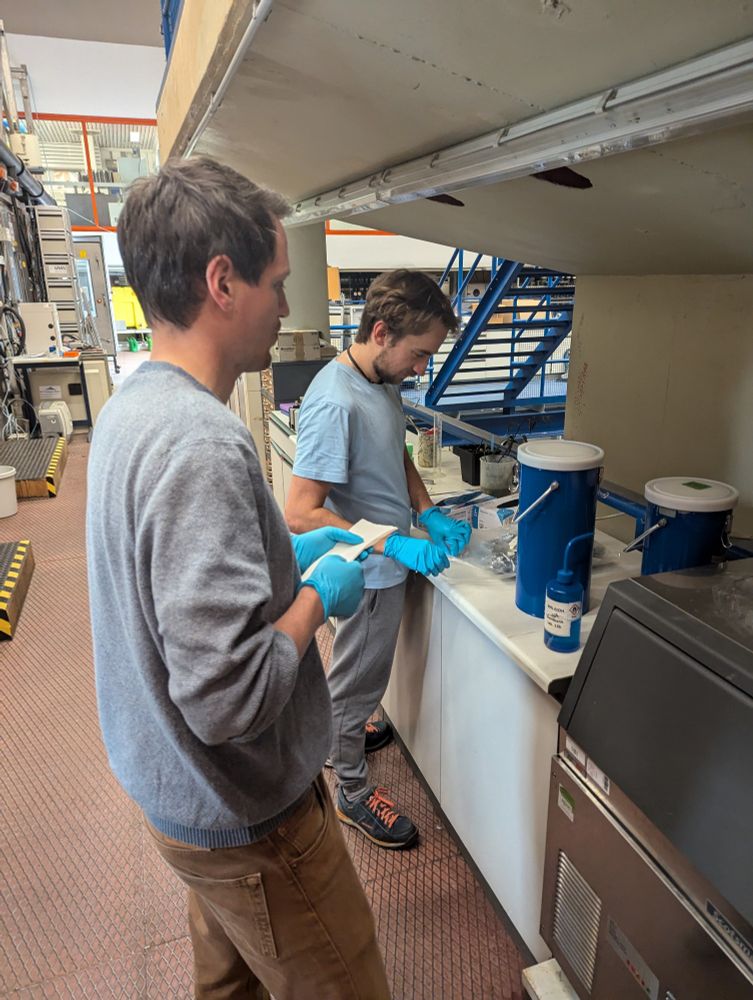 Maximilian and Senén getting ready to sample plant metabolomes.