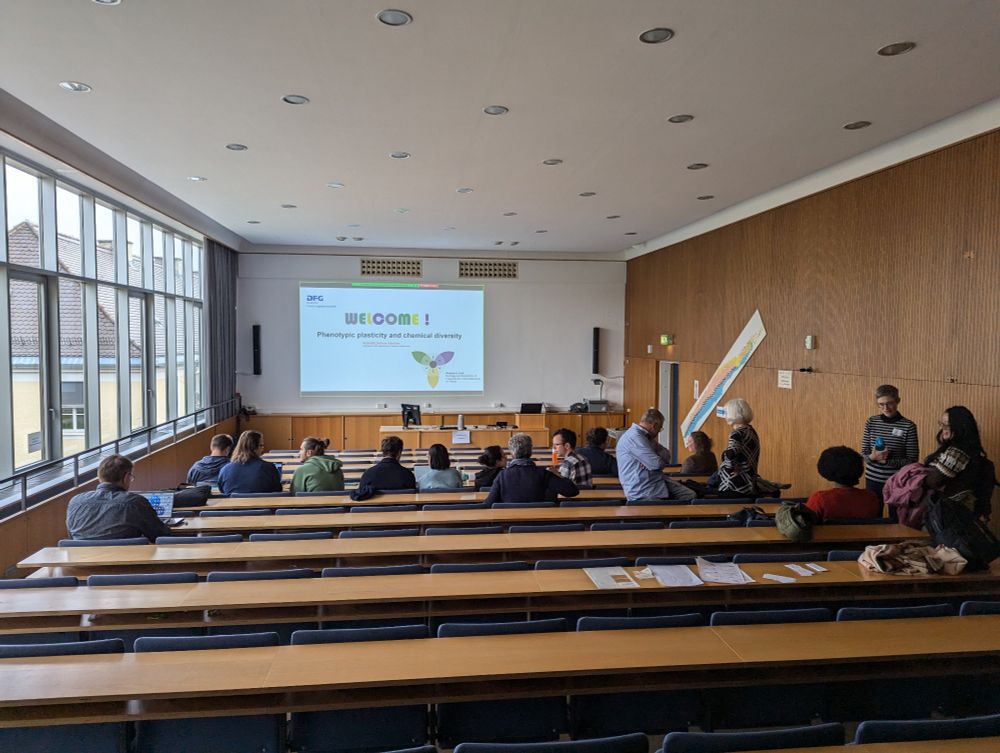 Good vibes before the start of the meeting, yesterday. A meeting room with people flowing in and having small talk before the intro presentation.