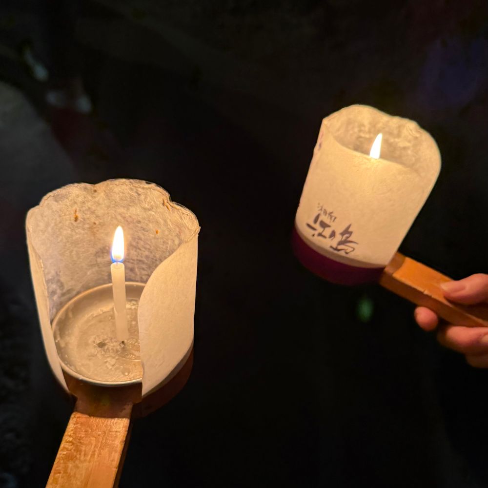 ロウソクを持って海食洞窟の中を探検しました！