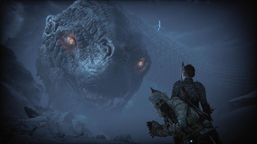 Szene aus dem Videospiel "God of War Ragnarök" von 2022. Zu sehen sind der Protagonist Atreus, der hinter ihm kauernde und zum Betrachter blinkende Zwerg Sondri und im Hintergrund (groß!) die Weltenschlange Jörmungandr in einer dunklen Szenerie.