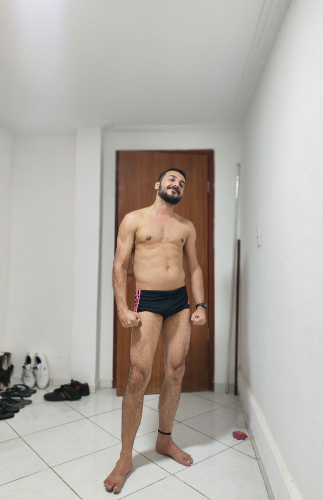 Um frango bêbado posando para uma foto de sunga