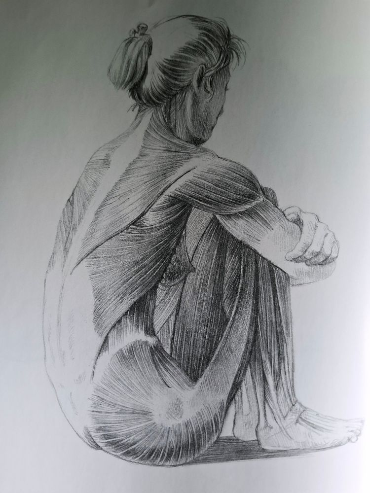 Anatomische Zeichnung einer sitzenden Frau, die ihre Arme um beide  angewinkelten Kniegelenke und Teile der Ober-Unterschenkel berührt. 