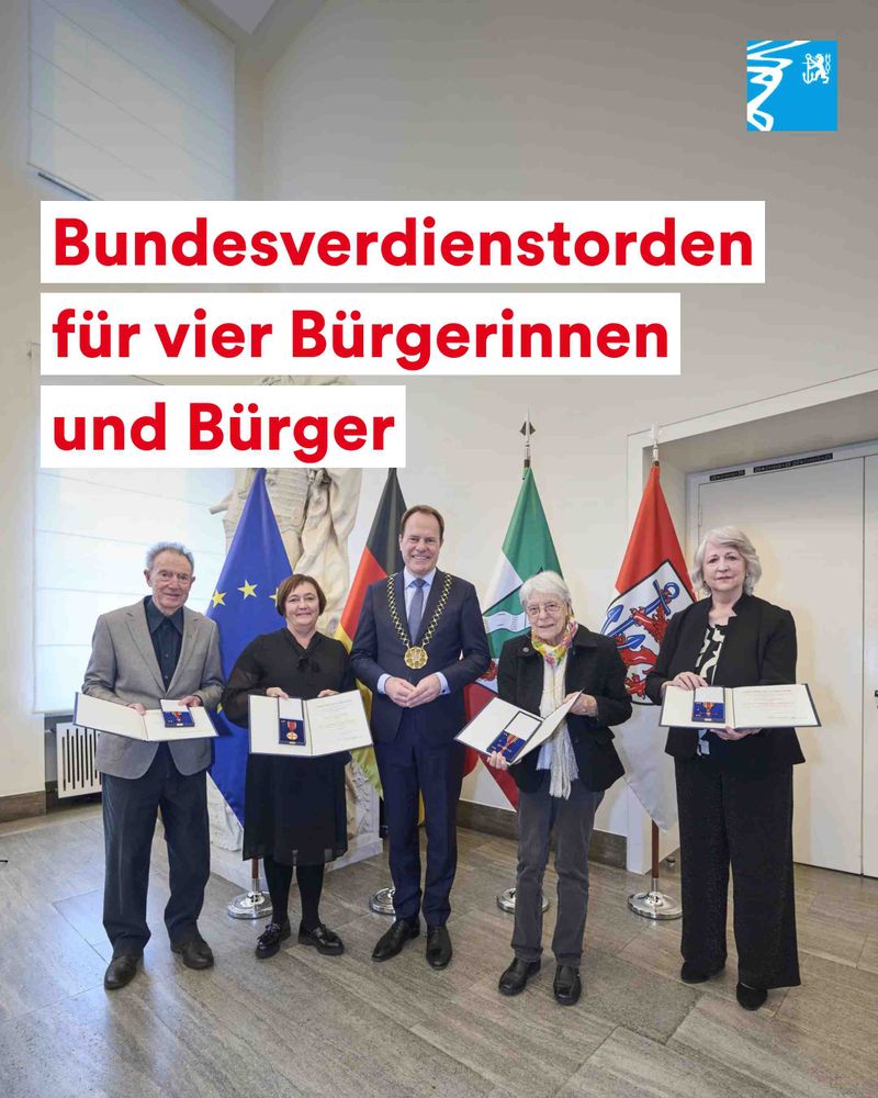 Vier Bürgerinnen und Bürger erhalten den Bundesverdienstorden bei einer offiziellen Zeremonie im Rathaus.