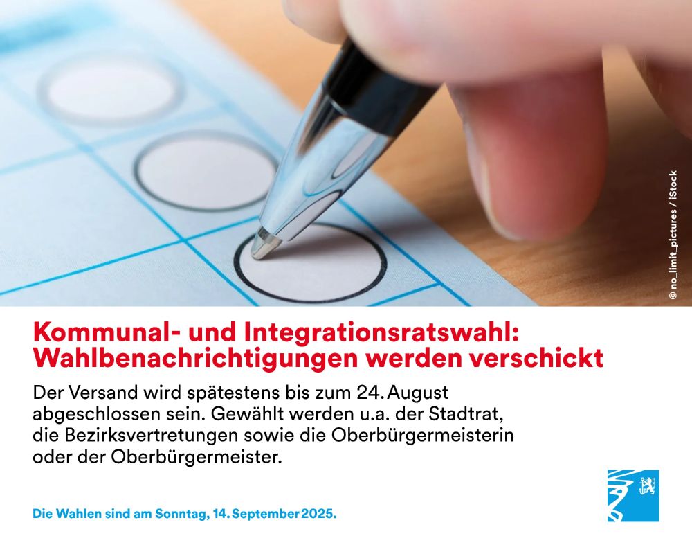Nahaufnahme einer Hand, die mit einem Kugelschreiber ein Kästchen auf einem Wahlzettel ankreuzt.