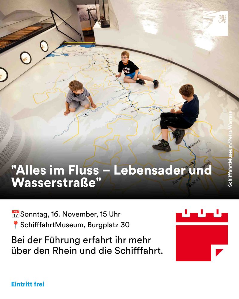 Drei Kinder sitzen auf einem großen Bodenplan, der Flüsse und Wasserstraßen zeigt, im SchifffahrtMuseum.