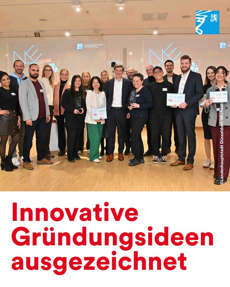 Gruppe von Menschen bei einer Preisverleihung für innovative Gründungsideen in einem modernen Veranstaltungsraum.