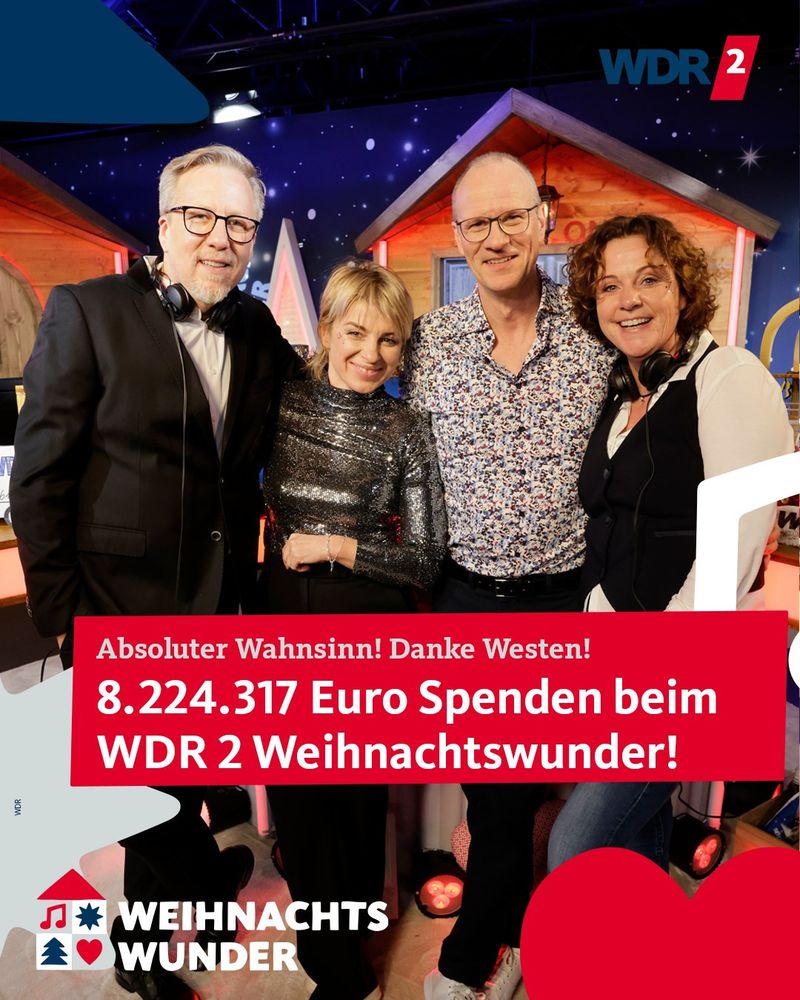 Vier Personen posieren für die Kamera. Es handelt sich um die Moderatorinnen und Moderatoren von WDR 2, die gerade in ihrem Studio stehen.