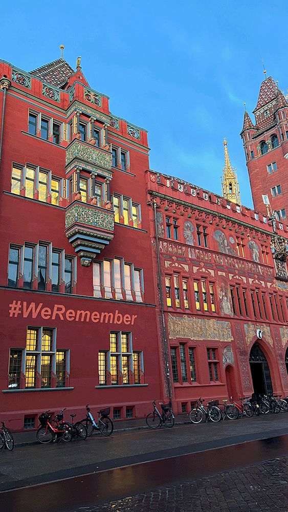 Rathaus Basel mit #WeRemember Schriftzug