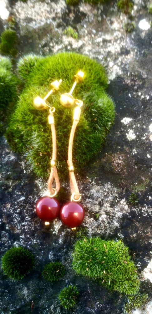 Boucles d'oreille tiges plaquées, cuir naturel, perles de Swarovski bordeaux 