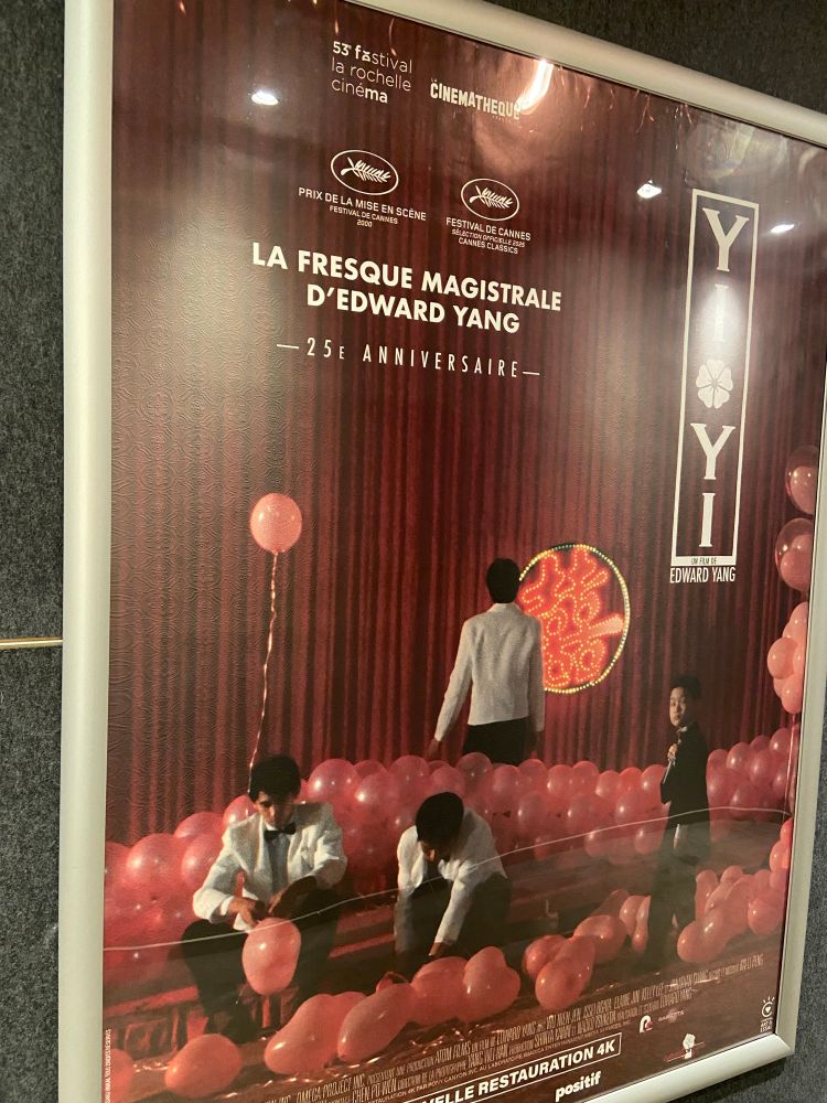 Affiche de Yi Yi d’Edward Yang dans un couloir du Mk2 Beaubourg à Paris. 