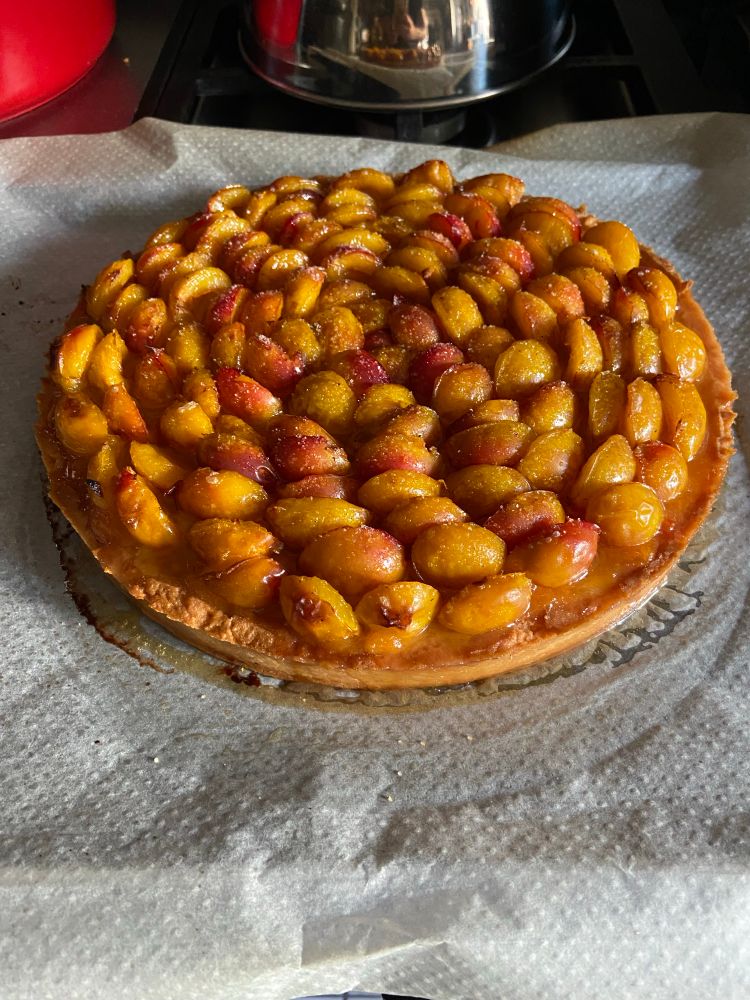 Photo du tarte aux mirabelles qui sort du four. 