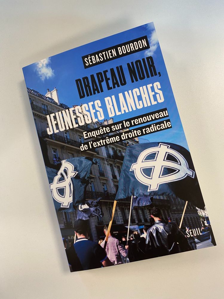 La couverture du livre de Sébastien Bourdon : "Drapeau noir, jeunesses blanches : enquête sur le renouveau de l'extrême droite radicale" (Editions du Seuil).