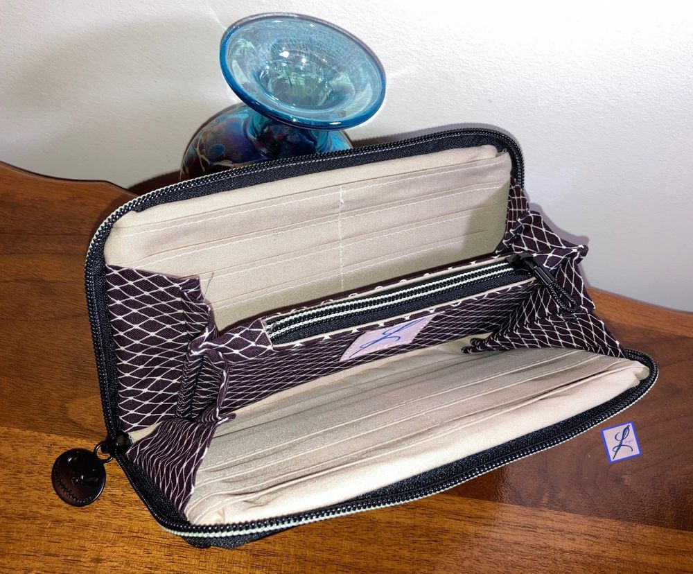 12 card slots, 2 bill slots, zippered pouch