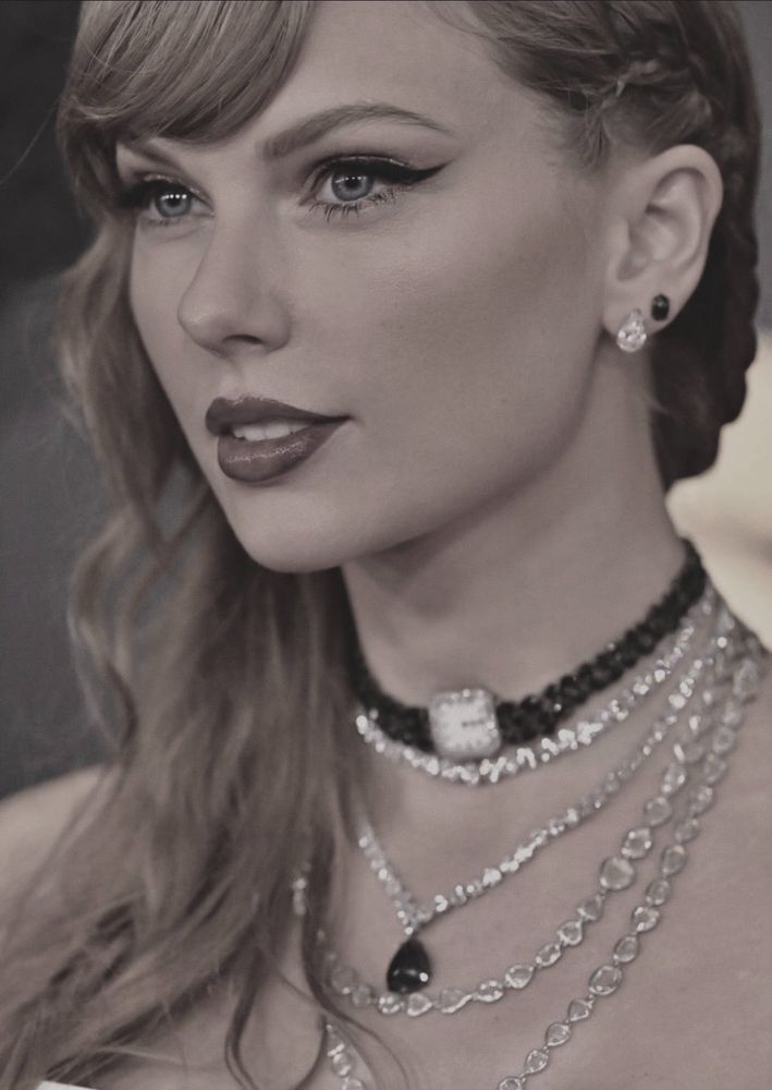 Grammy 2024 taylor black and white picture,  layered necklaces, just gorgeous 