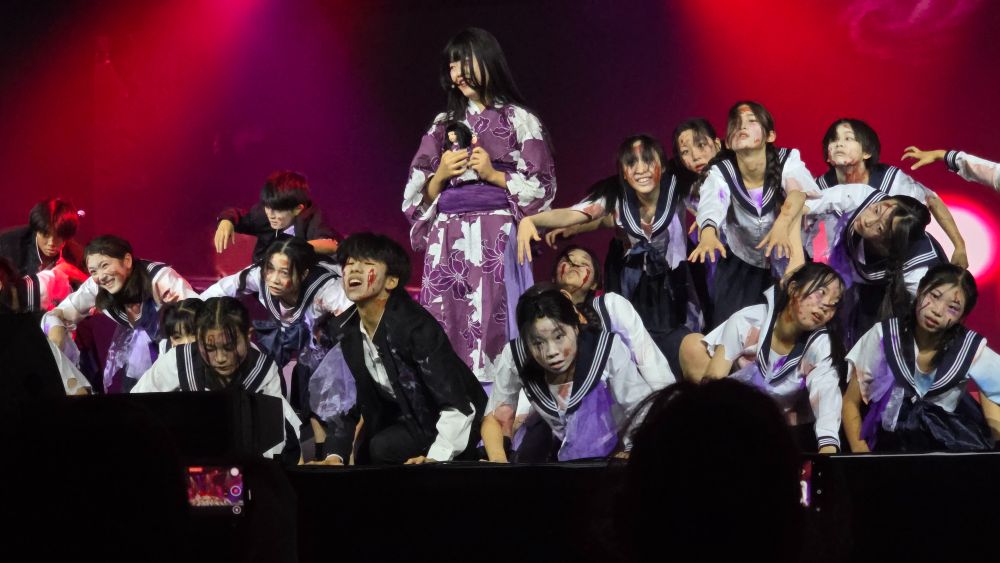 La troupe Youth Theater Japan lors du spectacle Purple Spiral
