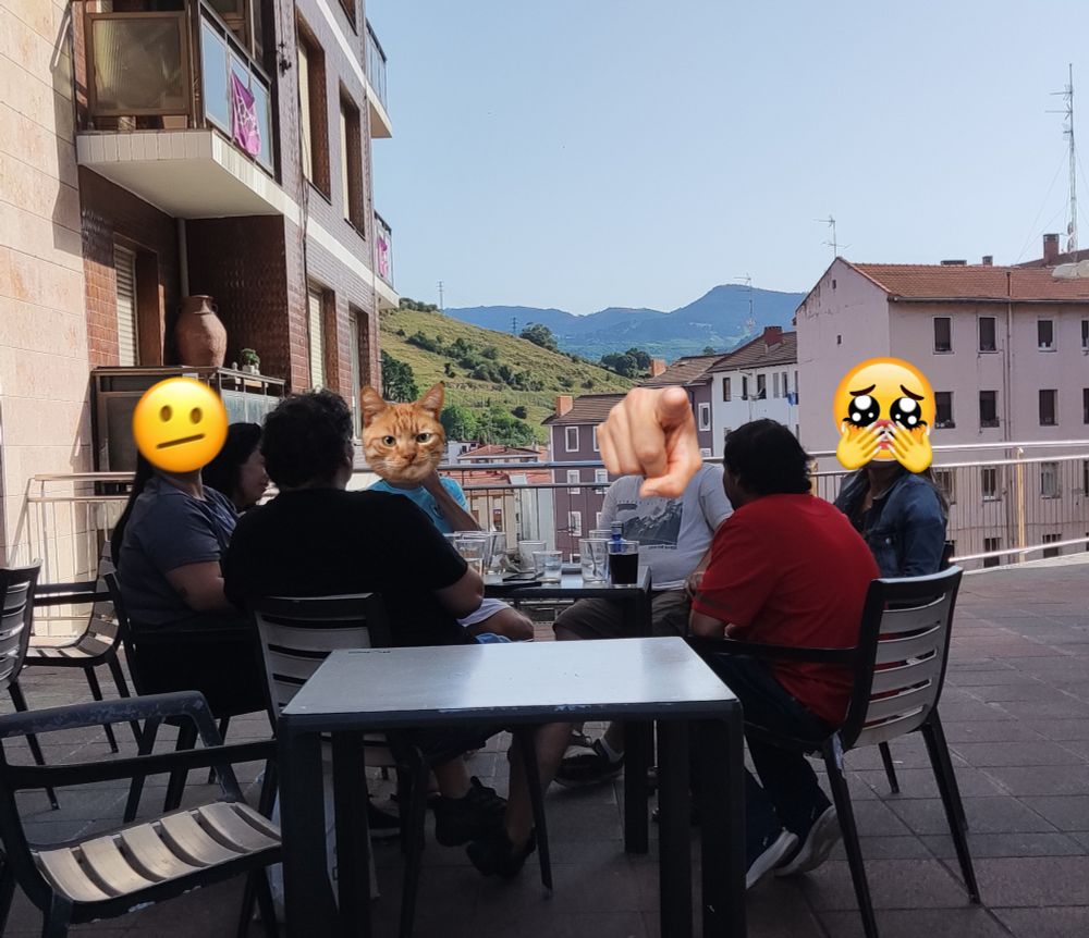 Personas pensando que les sacaba foto pero en realidad estaba sacando a las montañas preciosas del fondo 