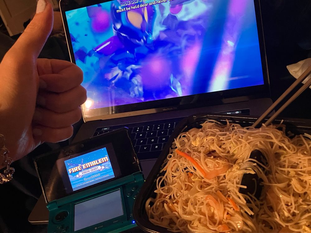 a picture of a laptop playing kamen rider gavv, a 3ds playing vision quest, and some delicious mei fun