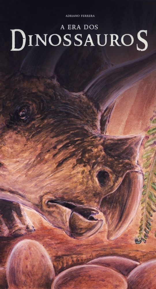 A imagem é a capa de um livro com uma ilustração em close-up da cabeça de um tricerátops. O dinossauro é representado em cores quentes, em tons terrosos, com texturas detalhadas que sugerem pele, escamas e chifres. O olho do tricerátopo é visível, conferindo à criatura uma sensação de presença. Ao fundo, há elementos desfocados que parecem ser ovos de dinossauro e folhagem. O título do livro, "A Era dos Dinossauros", está em destaque acima da cabeça do dinossauro, enquanto o nome do autor, "Adriano Ferreira", está posicionado na parte superior da capa. O estilo geral da obra sugere uma pintura ou ilustração, provavelmente com a intenção de evocar um senso de admiração e exploração do mundo pré-histórico.