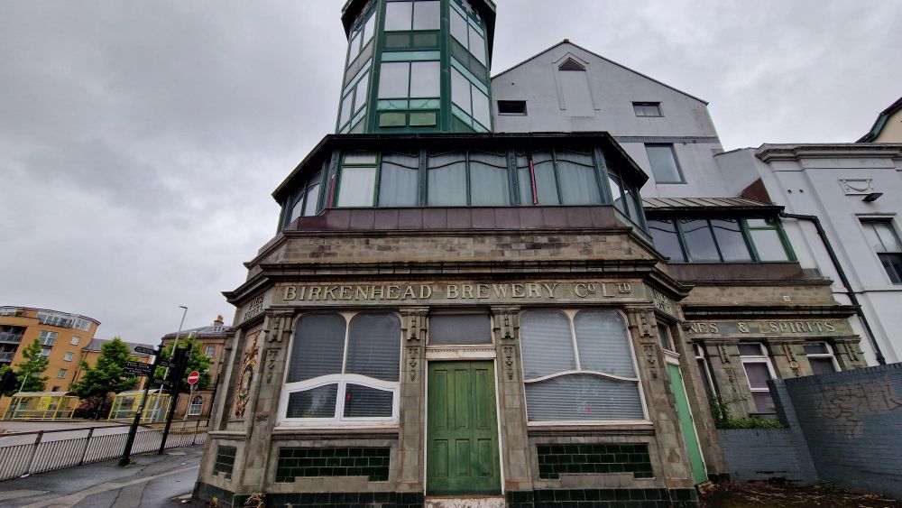 Former pub and hotel with plaster decoration 