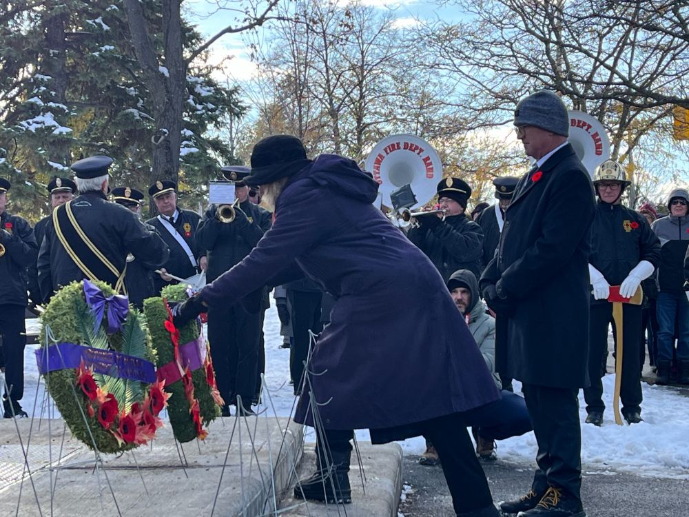 Councillor Theresa Kavanagh lays a wreath with Jeff at the Cenotaph / La conseillère Theresa Kavanagh dépose une couronne avec Jeff au cénotaphe
