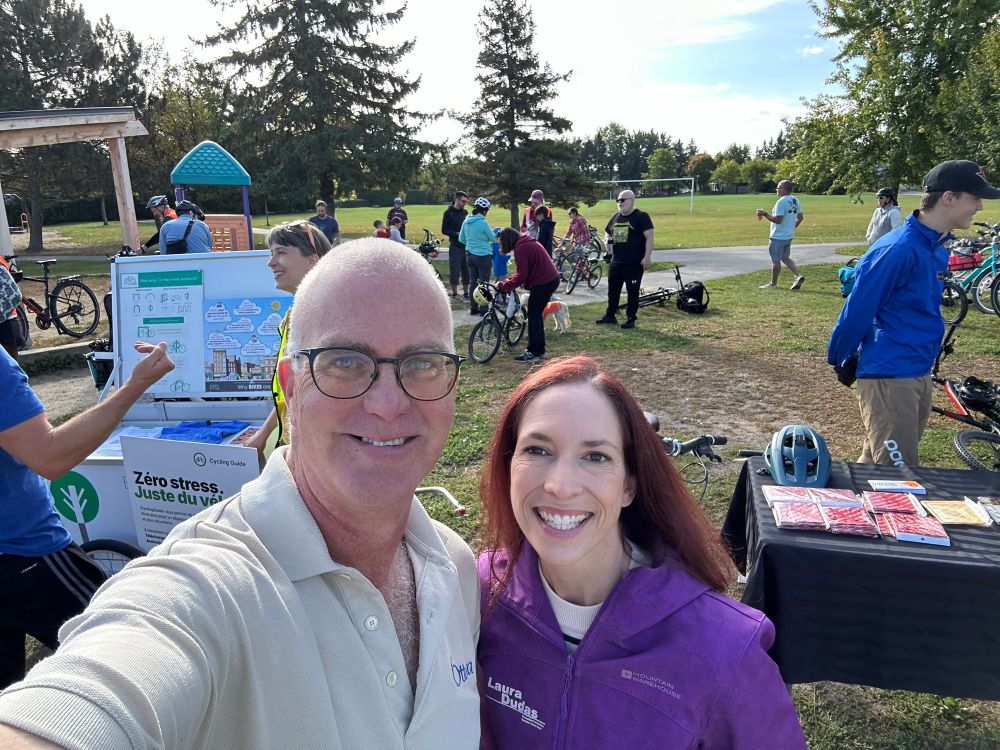 Laura and Jeff pose for a selfie / Laura et Jeff posent pour un selfie
