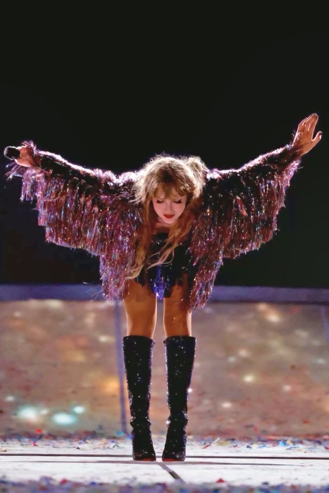 Taylor Swift Bowing