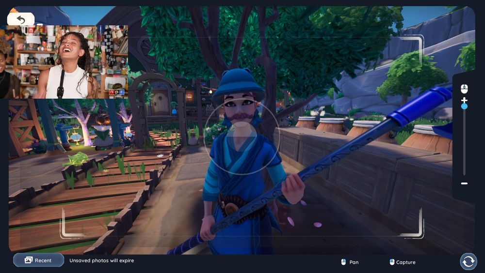 print screen da tela do jogo palia, com foco na minha personagem com roupas azuis, chapéu de sapinho e um bigode rosa combinando com o cabelo. a personagem segura uma enxada, em pé na frente de uma árvore e rodeada de um cenário de fazenda. na tela também mostra o vídeo do tiny desk da cantora willow sobreposto a tela do jogo.