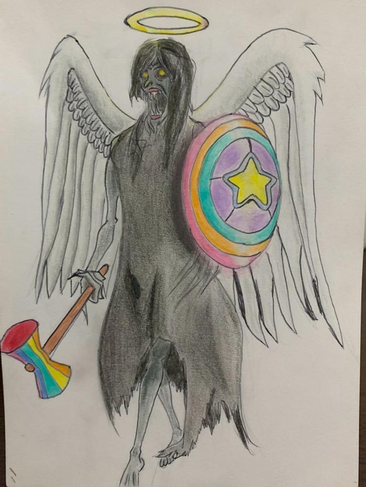 Um humanoide com tons escuros no corpo e no vestido rasgado, nas costas asas angelicais, uma aréola na cabeça segurando um escudo colorido com uma estrela estampada no meio e um martelo também super colorido
