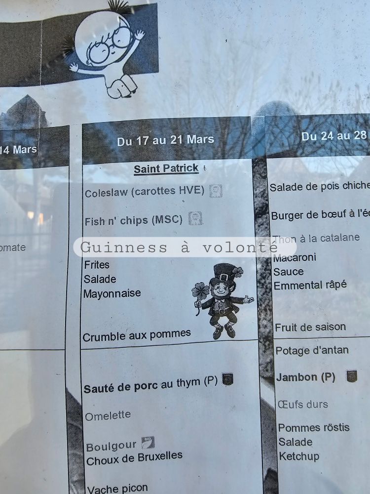 Un menu de cantine de maternelle pour la Saint Patrick avec coleslaw, fish n chips, Guinness à volonté, frite, salade, mayonnaise et crumble au pomme 