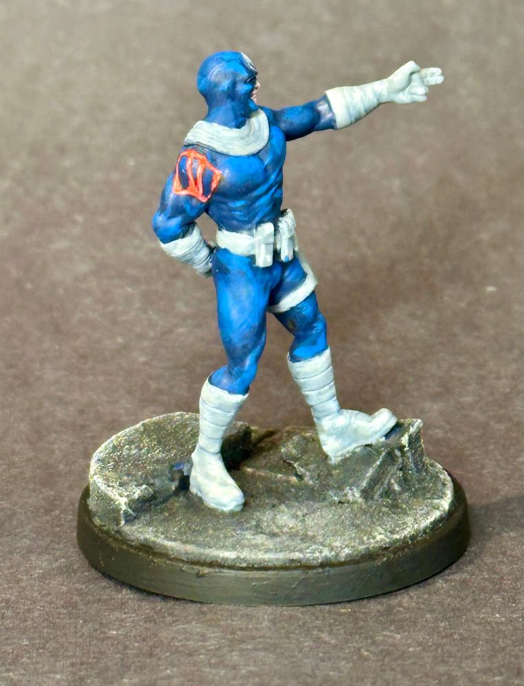 Painted minister of Bullseye from Marvel Crisis Protocol.
On his right shoulder is an outline of red playing cards