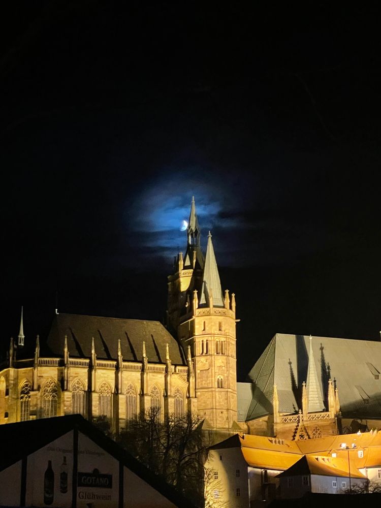 Der Erfurter Dom in der Nacht, über ihm leuchtet der Mond als Sichel. Es ist Nacht.